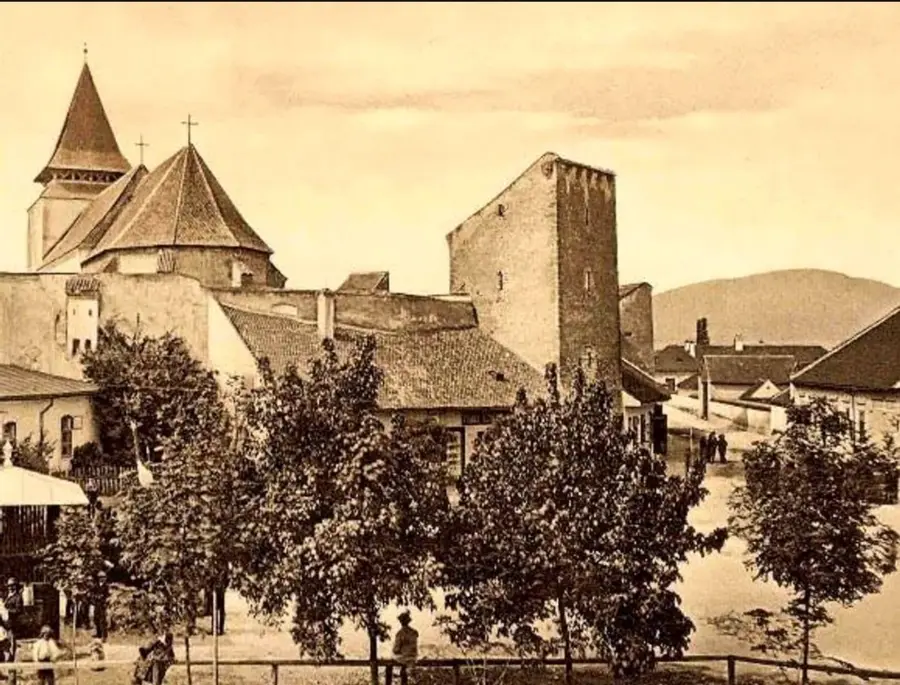 Cetatea din Ghimbav într-o fotografie veche, sepia